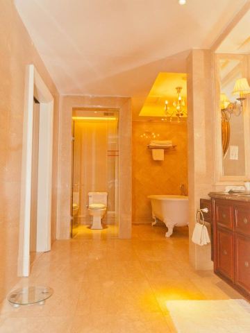 European-style hot spring getaway by Sunwu Lake