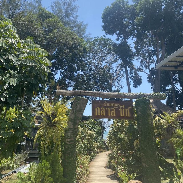 คาเฟ่กึ่งร้านอาหาร ริมทะเลกระบี่  