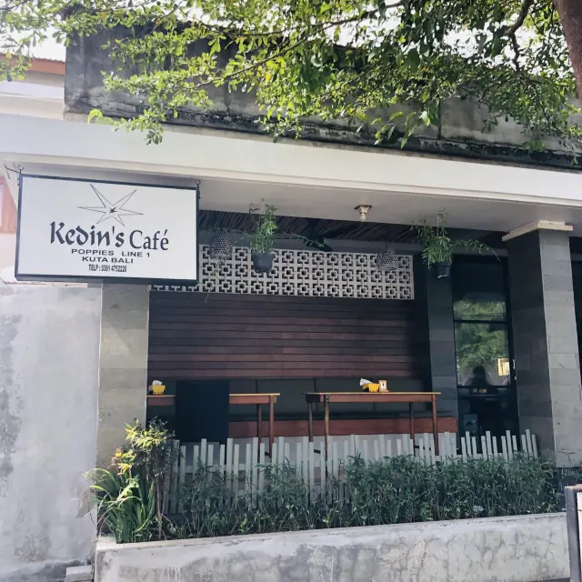 庫塔市區，寧靜幽雅的餐廳，一杯現打橘子汁冰沙，只要美金1元：Kedin Cafe