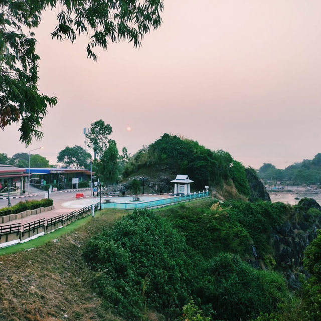 จุดชมวิวเนินนางพญา วิวสวย น้ำใส 🏞️🌅