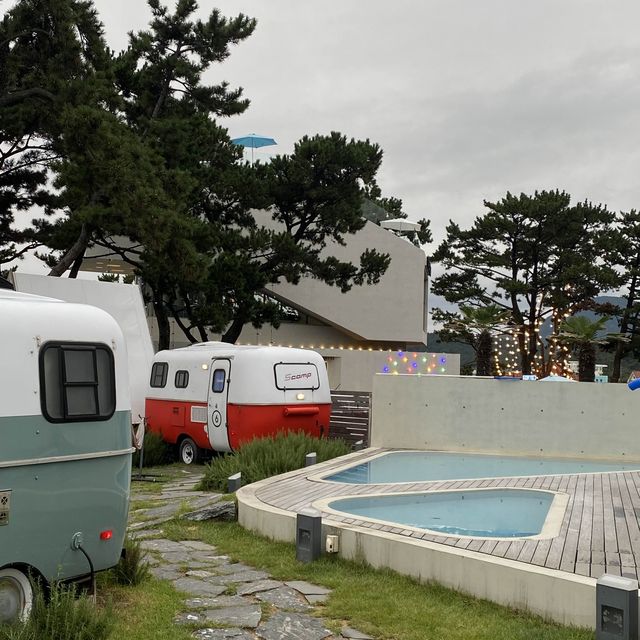 부산 캠핑의 성지! 기장 더무빙 카라반