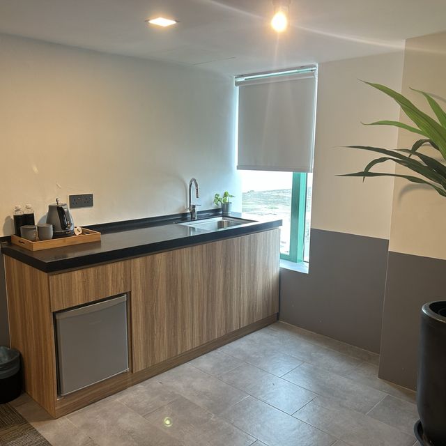 Clean and Super Spacious Hotel with Car Lift