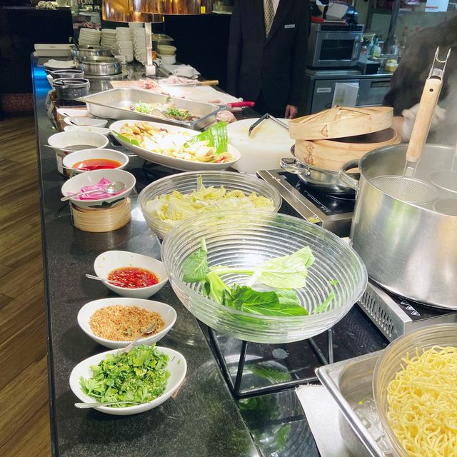 滿座！一百多依客人， 人聲鼎沸！食物豐富 ！