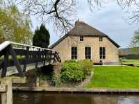 🚤 Exploring the Charming Canals of Giethoorn