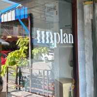 Unplan คาเฟ่+อาร์ต แกลเลอรี่ กลางเมืองแปดริ้ว