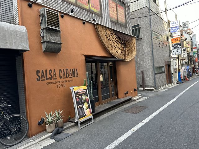 東京・四谷。四ツ谷駅すぐの飲食店街『しんみち通り』