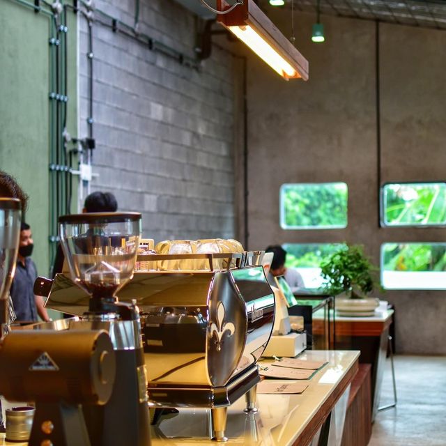 เอทซิกทีน คาเฟ่ (8SIXTEEN Cafe) 
