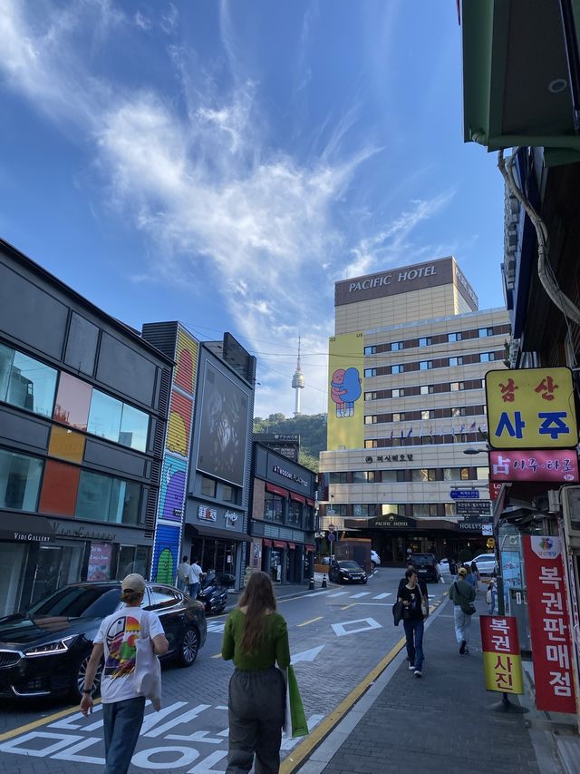 Street art บนถนนเส้นน่ารักทางขึ้น Seoul Tower