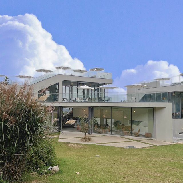 카페 수피아 전면 유리 외관과 테라스, 자연 풍경