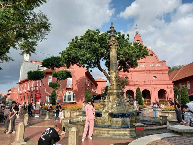 Queen Victoria's Fountain and Stadhuys