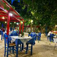 CAFÉ SURROUNDED BY OLIVE TREES!