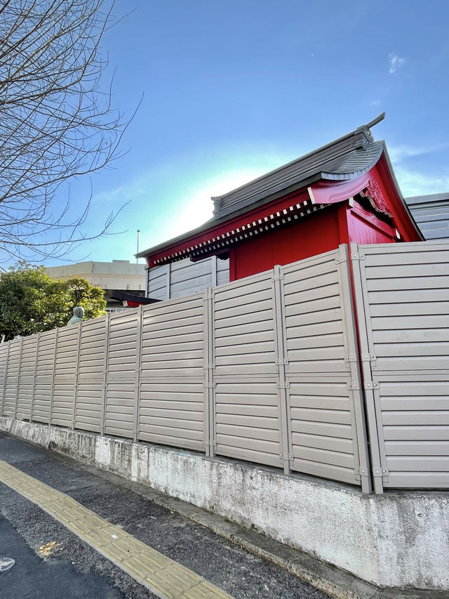 【東京都/市場稲荷神社】真っ赤な社殿からエネルギーチャージ