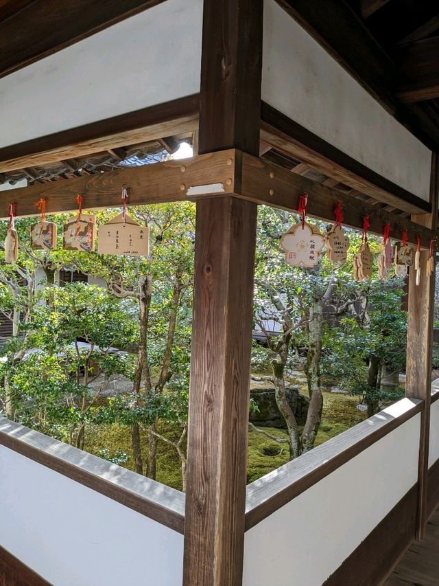 世界遺産【仁和寺】のニ王門は、２体の金剛力士像達に護られている
