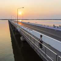 จุดนั่งเล่นชมวิวพระอาทิตย์ตก “สะพานเทพสุดา” 