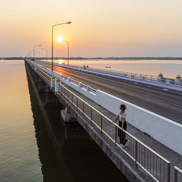 จุดนั่งเล่นชมวิวพระอาทิตย์ตก “สะพานเทพสุดา” 