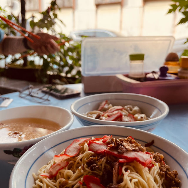 Kuching's Morning Delights: Kolomee and Laksa at KY Cafe