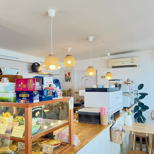 Cave Beach Clubคาเฟ่ที่มีคลื่นฮีลใจ