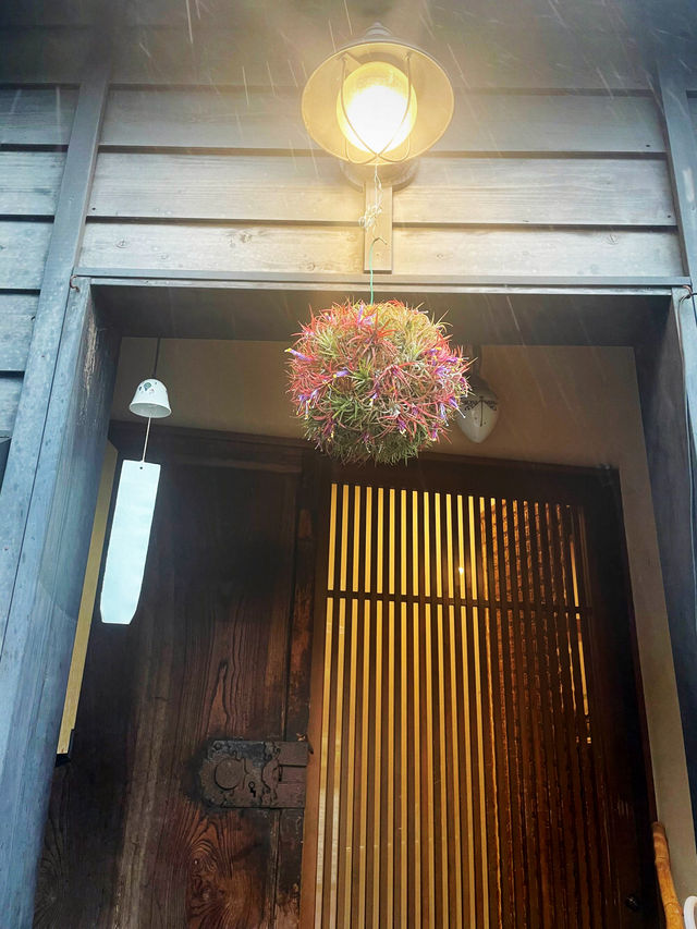 【神奈川県/極楽寺　お蕎麦の上にある色鮮やかな紫陽花&レモンをかけて色の変化も楽しめる】