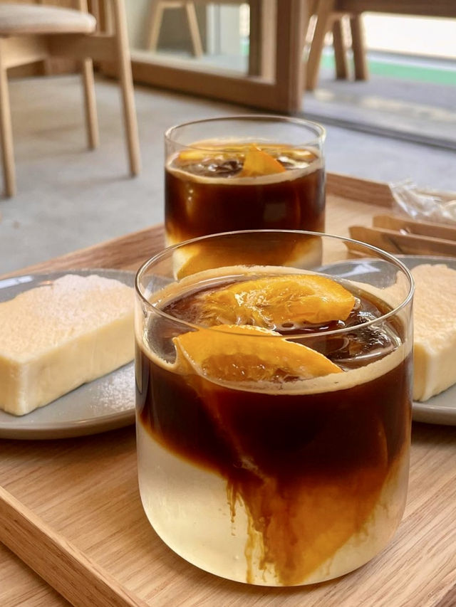 차분하고 세련된 인테리어 디자인에 🏝️소담한 디저트와 음료를 즐기실 수 있는 아사쿠사바시 카페투어