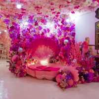 คาเฟ่ที่ตกแต่งดอกไม้ทั้งร้านสีสันสวยงามมากภูเก็ต