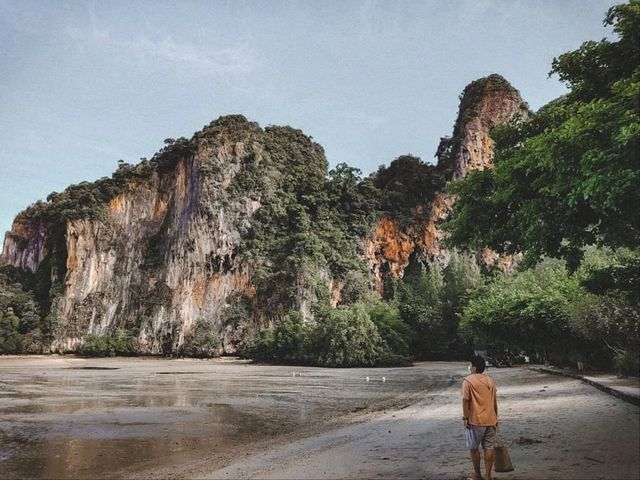 หาดสวย น้ำทะเลใส ทรายนุ่ม @หาดไร่เลย์ กระบี่