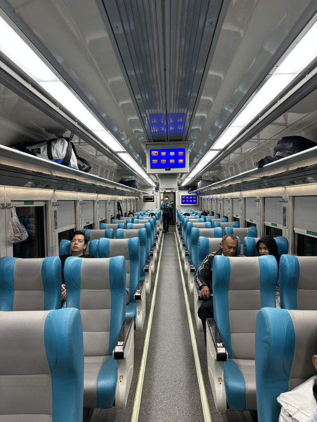 นั่งรถไฟข้ามเมืองที่ประเทศอินโดนีเซีย 🇮🇩