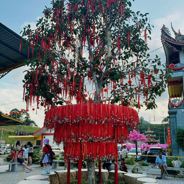Explore Si Thian Kong Temple: Stunning Decor and the Fun Shouting Fountain