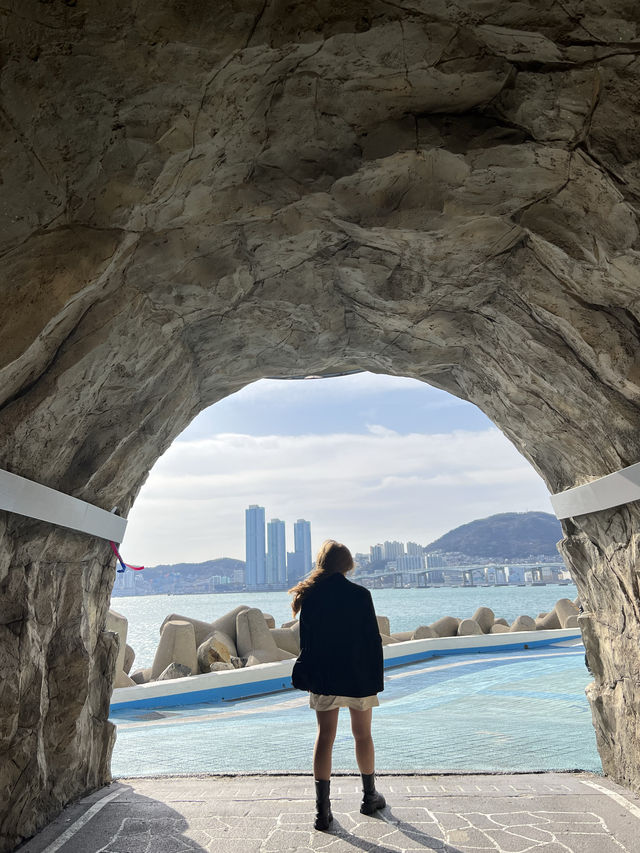 부산 여행 이색 동굴 포토존 ‘흰여울문화마을 해안 동굴 터널’
