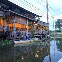 นั่งเรือแมวฮีลใจ ในกรุงเทพ