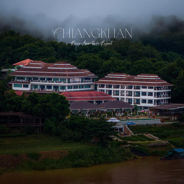 ที่พักติดแม่น้ำโขง สระน้ำไร้ขอบวิวจึ้ง ⛰️
