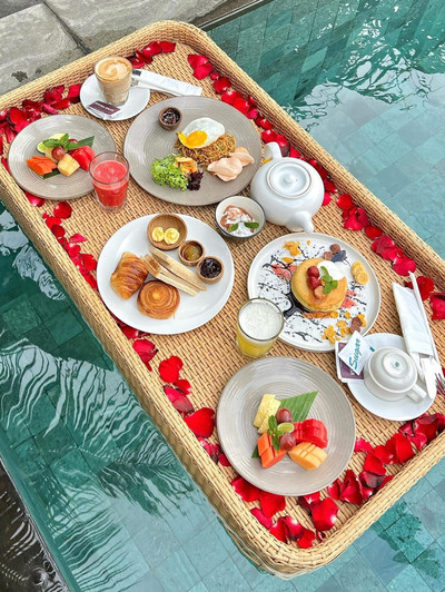 Floating breakfast bali