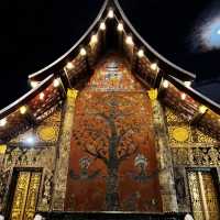 วัดเชียงทองหลวงพระบางในคืนวันออกพรรษา