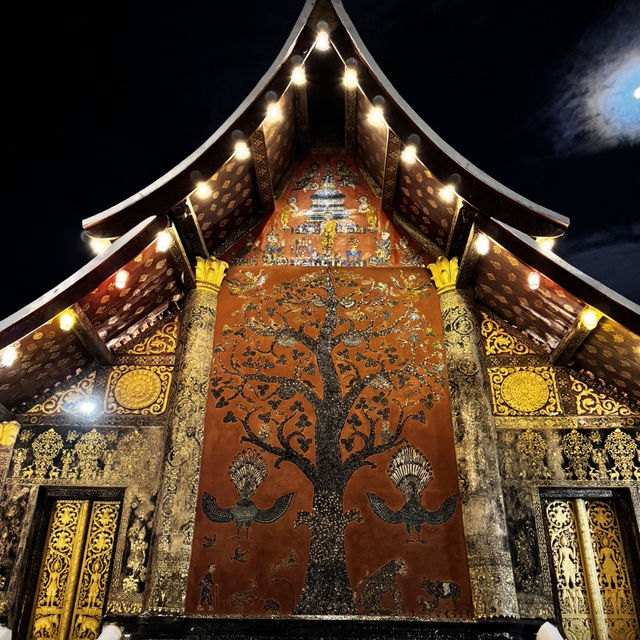 วัดเชียงทองหลวงพระบางในคืนวันออกพรรษา
