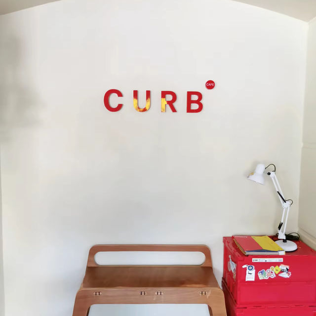 Curb Cafe คาเฟ่ในบ้านสไตล์มินิมอล