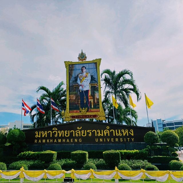 泰國曼谷大學校園景點:Ramkhamhaeng University，特色湖心廟宇建築，適合拍照📸打卡親子遊