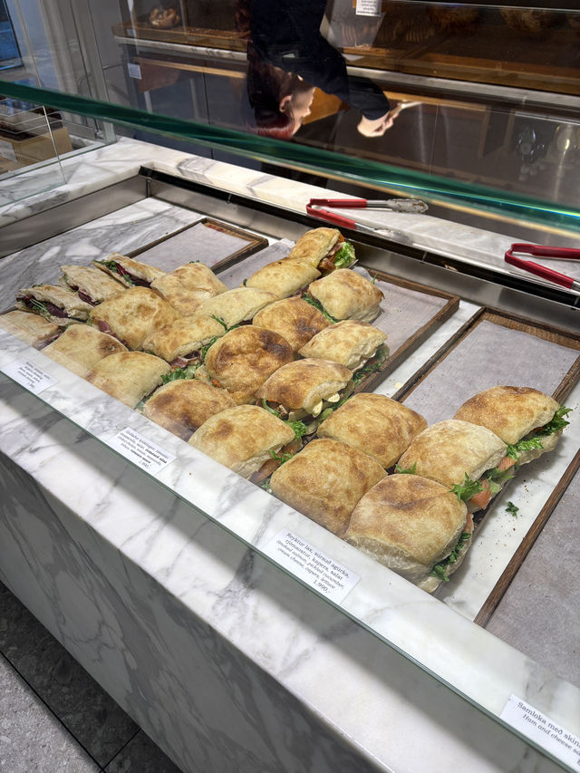 아이슬란드에서 북유럽 카페 감성 만끽하기 좋은 ‘sandholt'☕️🥖
