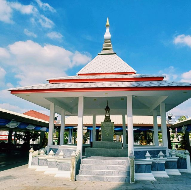 泰國曼谷標誌性皇家古跡寺廟景點:Wat Phitchaya Yatikaram Worawihan，雄偉白色巨塔，適合打卡拍照📸。