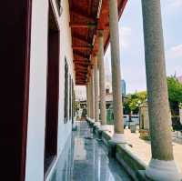 泰國曼谷標誌性皇家古跡寺廟景點:Wat Phitchaya Yatikaram Worawihan，雄偉白色巨塔，適合打卡拍照📸。