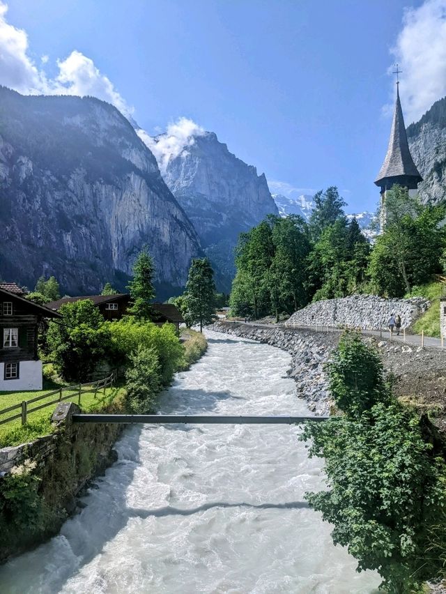 擁有72條瀑布的瑞士美麗小鎮：勞特布龍嫩 Lauterbrunnen