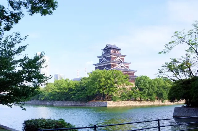 Hiroshima: Visit Hiroshima Castle