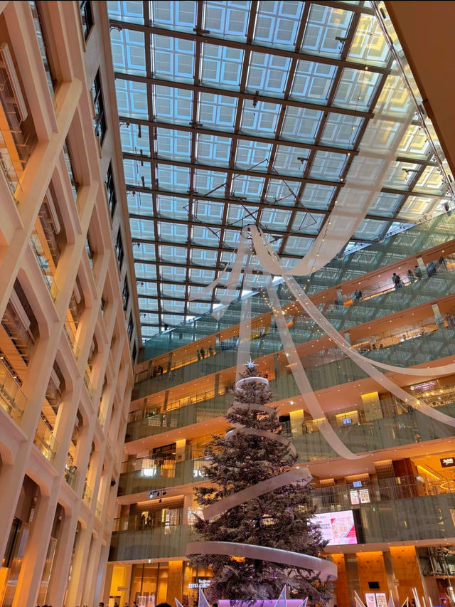 美しすぎるツリーを見ながらショッピングができるスポット🛒🎄💖【東京駅】