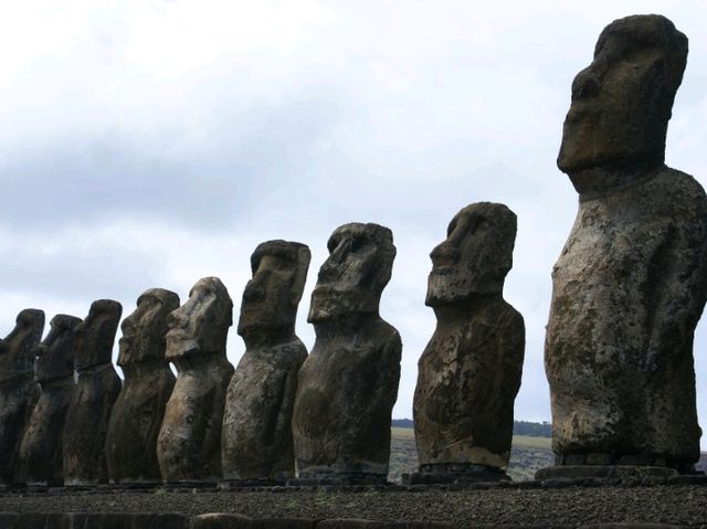 【チリ・イースター島】ミステリーの巨大顔が勢ぞろい！「アフ・トンガリキ」