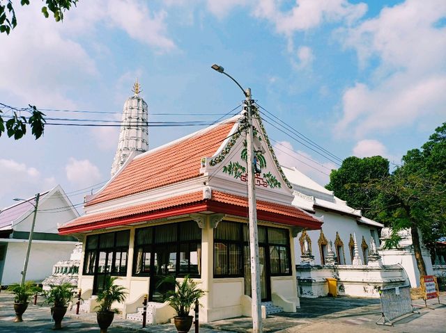 泰國曼谷皇家古跡寺廟景點:Wat Nang Nong，白色莊嚴肅穆建築，適合打卡拍照📸
