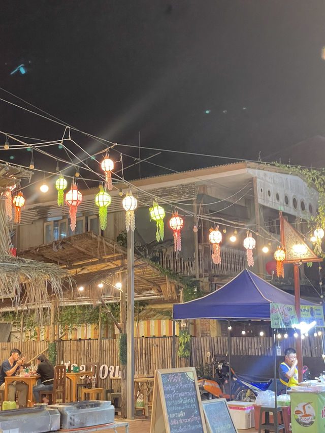 ถนนคนเดินกาดกองเก่า 🛍️