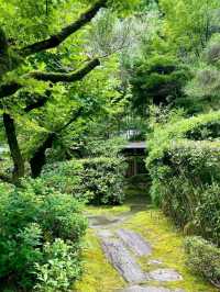 眉山山麓に位置する禅寺
