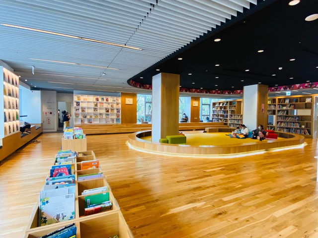 這是圖書館你信？！被樹木環繞的 屏東縣立圖書館🌲 超讚兒童閱覽區 免費景點