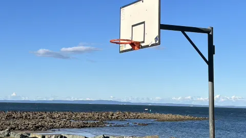 สนามบาสเกตบอลที่เงียบเหงาที่สุดในบริสเบน🏀🌊 — traveler post in เรดคลิฟ