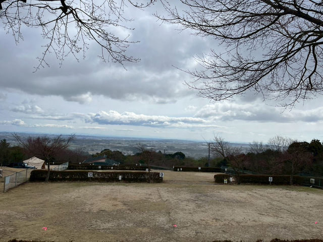 【自然と夜景を満喫！三重県の隠れ家「尾高高原キャンプ場」⛺️🌌】