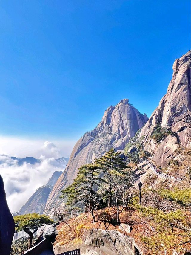 Huangshan: Embracing Nature at the Majestic Mountain