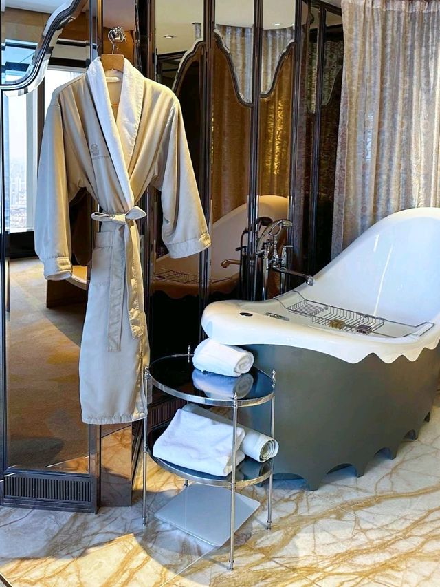 Experience The Ritz-Carlton Shanghai, Pudong, nothing short of extraordinary. 